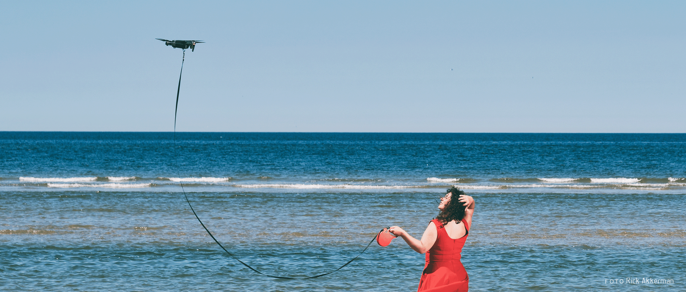 Maya met drone op het strand - foto: Frits akkerman